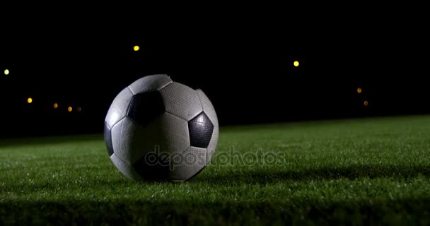 Jugador de fútbol pateando la pelota — Vídeo de stock