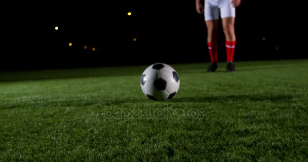Jugador de fútbol pateando la pelota — Vídeo de stock
