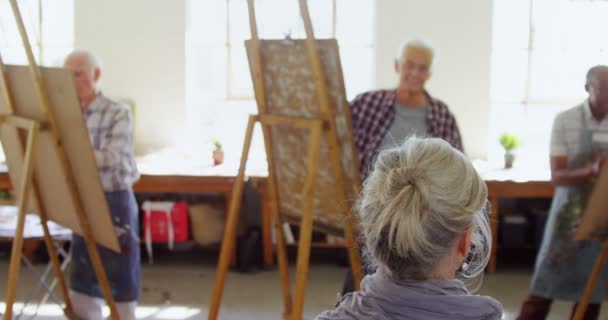 Художники рисуют портрет женщины — стоковое видео