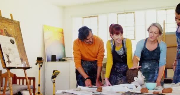 Преподаватель рисования ассистирует художникам — стоковое видео
