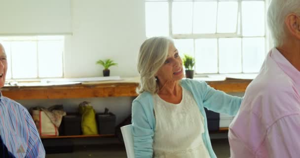 Pessoas interagindo umas com as outras — Vídeo de Stock