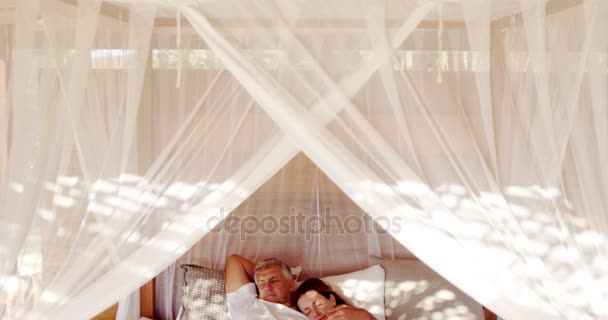 Couple sleeping on canopy bed — Stock Video