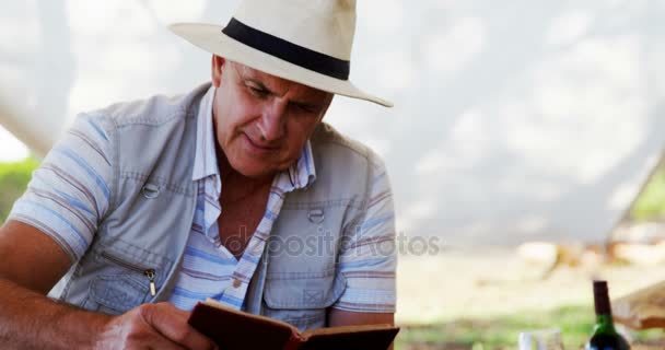 Uomo sorridente libro di lettura — Video Stock