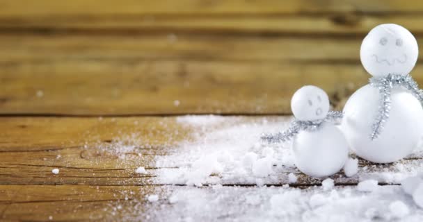 Muñecos de nieve hechos a mano en la mesa — Vídeos de Stock