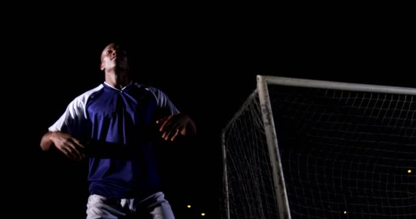 Футболист играет в футбол — стоковое видео