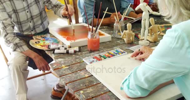 Artistas trabalhando juntos à mesa — Vídeo de Stock