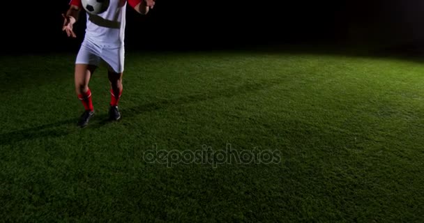 Jugador de fútbol pateando la pelota — Vídeo de stock