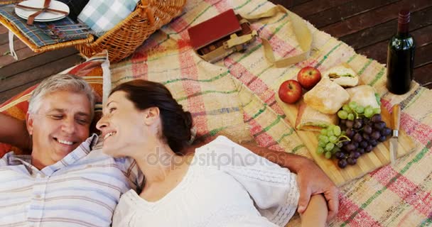 Casal relaxante sob galpão — Vídeo de Stock