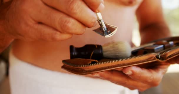 Az ember, aki borotválkozás kit 4 k középső szakasza — Stock videók