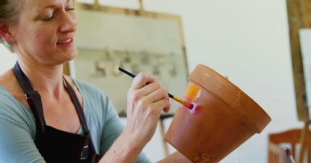 Mujer pintando olla en clase de dibujo — Vídeo de stock