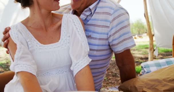 Casal sentado sob galpão — Vídeo de Stock