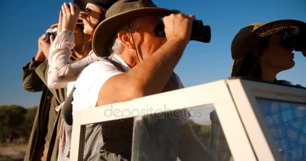 Vrienden tijdens safari vakantie — Stockvideo