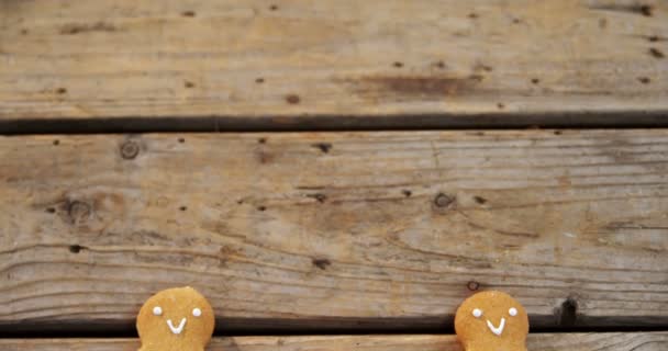 Biscoitos dispostos em mesa de madeira — Vídeo de Stock