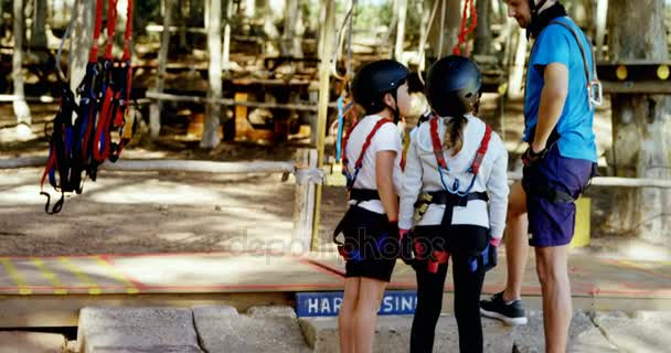 Entrenador instruyendo grupo de niños — Vídeos de Stock