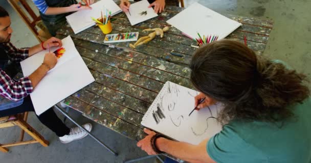 Kunstenaar beoefenen van tekening aan tafel — Stockvideo