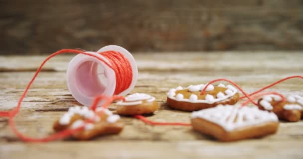 Galletas de Navidad dispuestas en hilo — Vídeo de stock