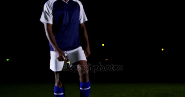 Jugador de fútbol pateando la pelota — Vídeos de Stock