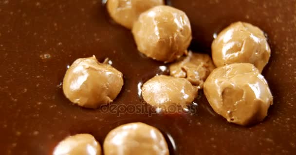 融化巧克力中的焦糖球4k — 图库视频影像