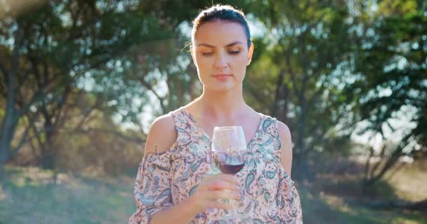 Donna che sente odore di vino rosso — Video Stock