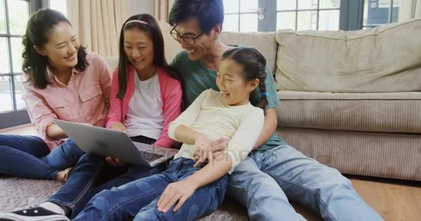 Familia usando laptop — Vídeo de stock