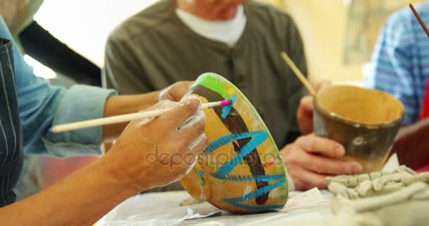 艺术家绘画碗在桌 — 图库视频影像