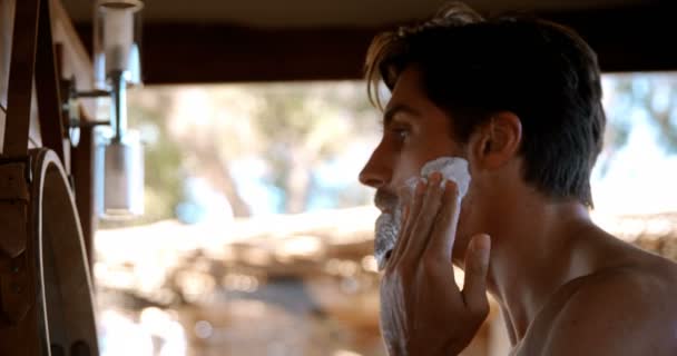 Człowiek twarz mycia z wody — Wideo stockowe