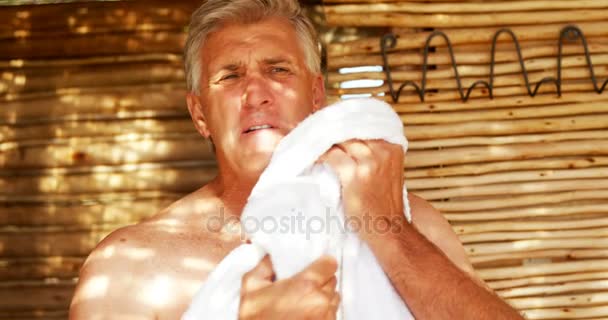 Мужчина моет лицо полотенцем — стоковое видео