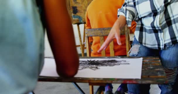Tekening leraar helpen kunstenaars in tekening — Stockvideo