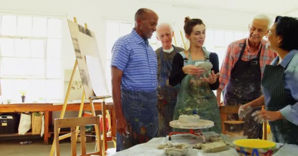 Mujer asistiendo a artistas en cerámica — Vídeos de Stock