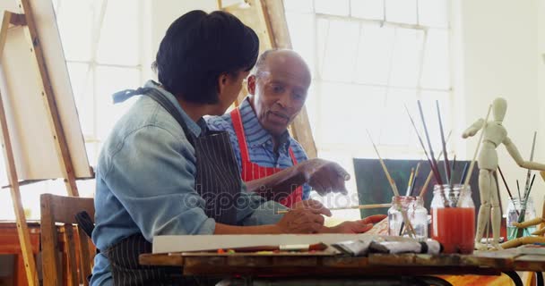 Artistas interagindo uns com os outros à mesa — Vídeo de Stock