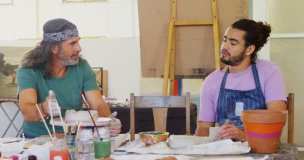 Artistas trabalhando juntos à mesa — Vídeo de Stock