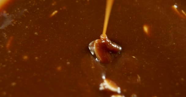 Karamell blandas i choklad — Stockvideo