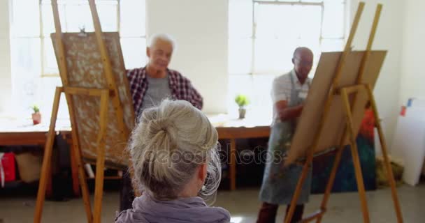 Kunstenaars tekenen portret van vrouw — Stockvideo