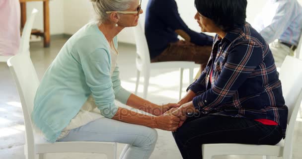 Terapeuta senior consolando a un paciente — Vídeos de Stock