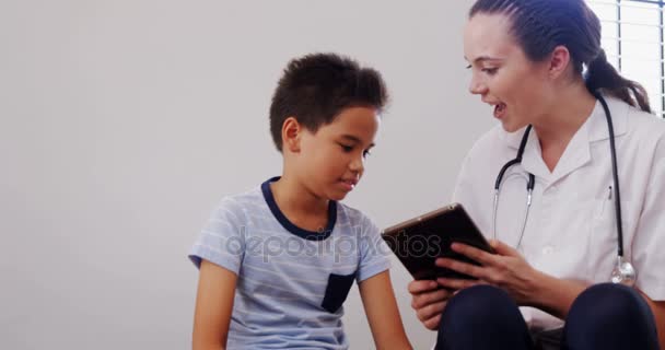 Sjukgymnasten ger hög fem till patient — Stockvideo