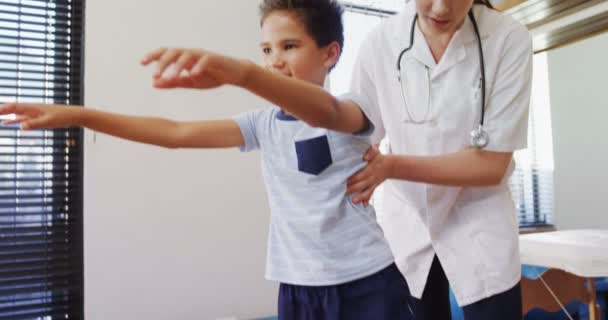 Physiotherapist assisting patient — Stock Video