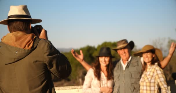 Людина фотографує своїх друзів — стокове відео