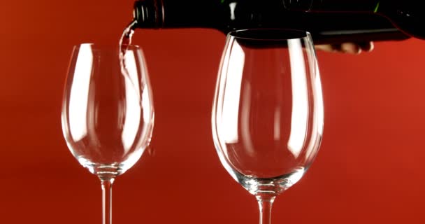 Вино розливається в келихи — стокове відео