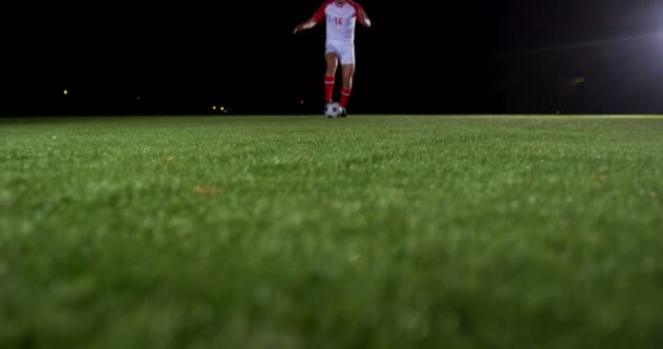 踢足球的足球运动员 — 图库视频影像
