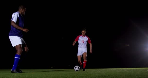 Jugadores de fútbol jugando al fútbol — Vídeos de Stock