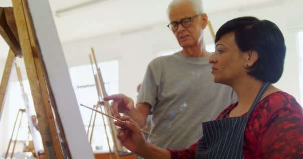 Insegnante di disegno che assiste la donna nel disegno — Video Stock