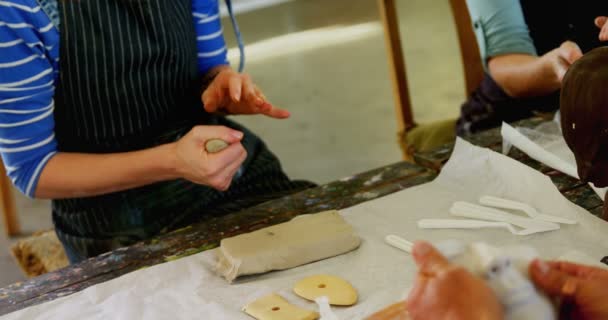 Konstnären molding clay vid bord — Stockvideo