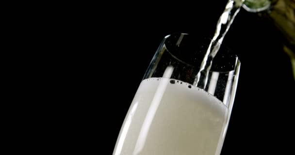 Champagne wordt gegoten in glas — Stockvideo
