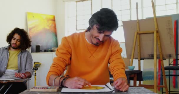 Artista praticando desenho sobre tela — Vídeo de Stock