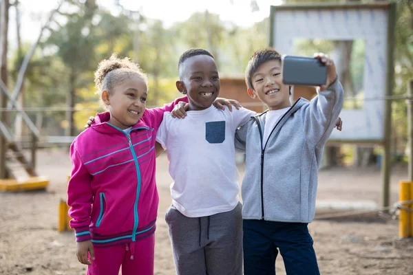 Gyerekek, figyelembe véve a selfie-val mozgatható telefon — Stock Fotó