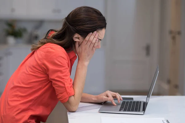 Strnula žena pracující na laptop — Stock fotografie