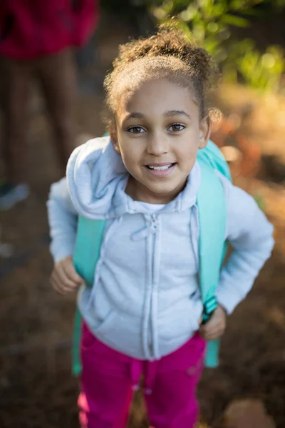 Menina bonito de pé com saco de escola — Fotografia de Stock