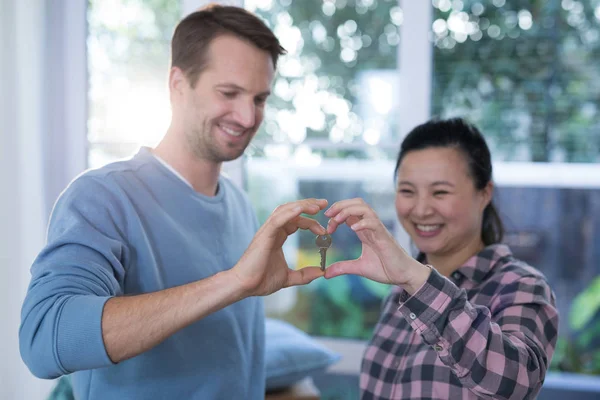 Par att göra hjärtat form med händerna — Stockfoto