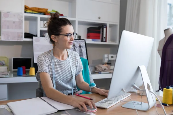 Designer trabalhando em computador pessoal — Fotografia de Stock