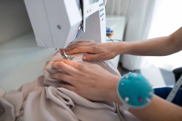 Fashion designer using sewing machine — Stock Photo, Image